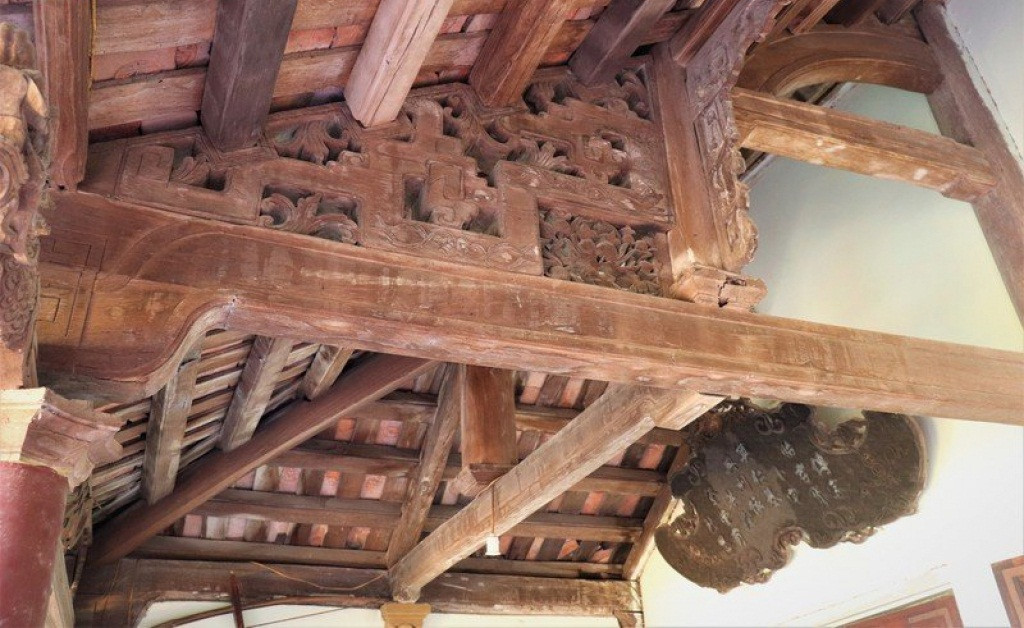 Nóc nhà bằng gỗ xoan, gỗ mít đều giữ được nguyên vẹn từ thời ông Chánh tổng họ Trịnh. Ảnh: VOV