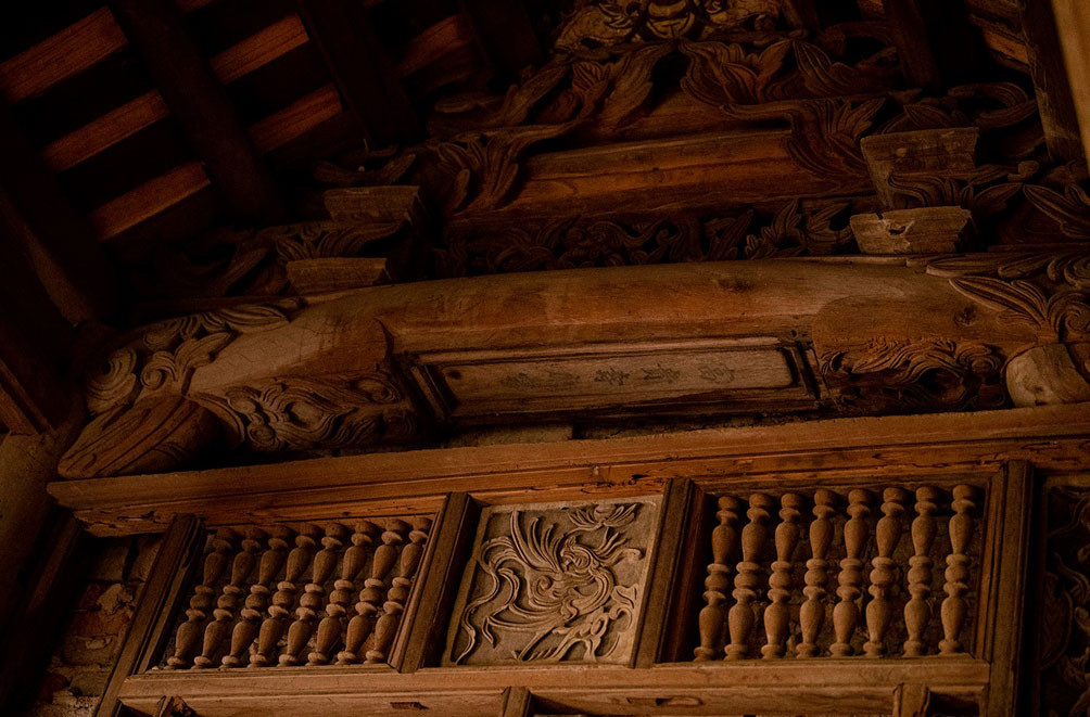 Nóc chính của căn nhà thiết kế theo lối chồng rường, mỗi chi tiết đều được đục, chạm rồng phượng cầu kỳ...Ảnh: Dân Việt