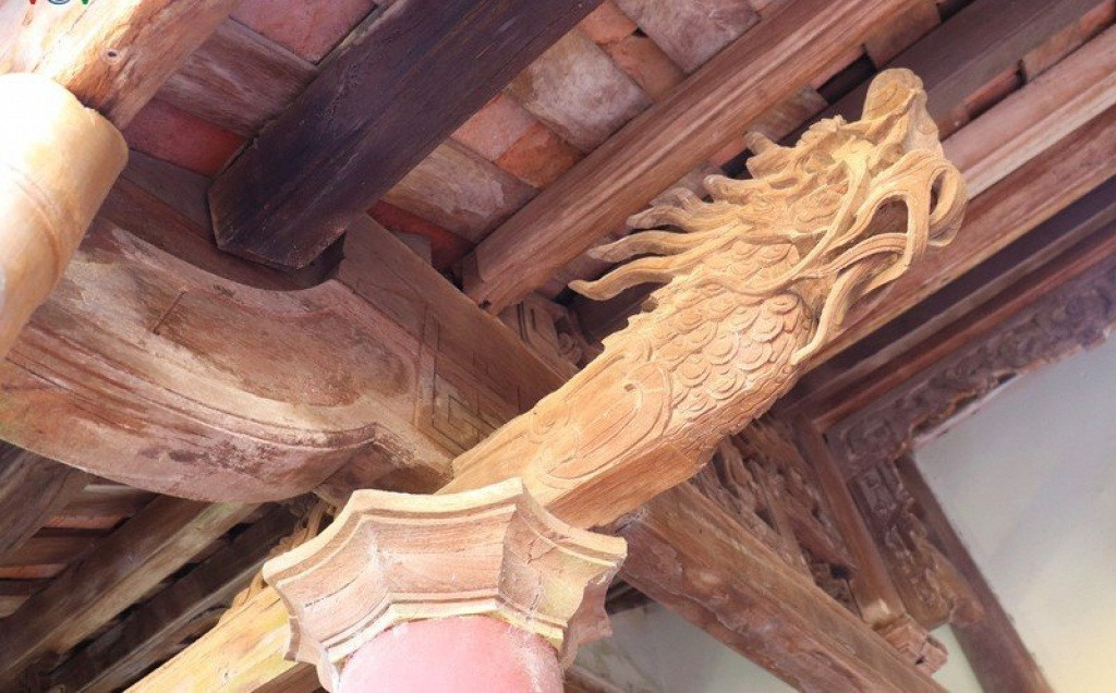 Trải qua bao biến cố, các họa tiết chạm trổ vẫn còn nguyên nét tinh xảo, bề thế. Ảnh: VOV