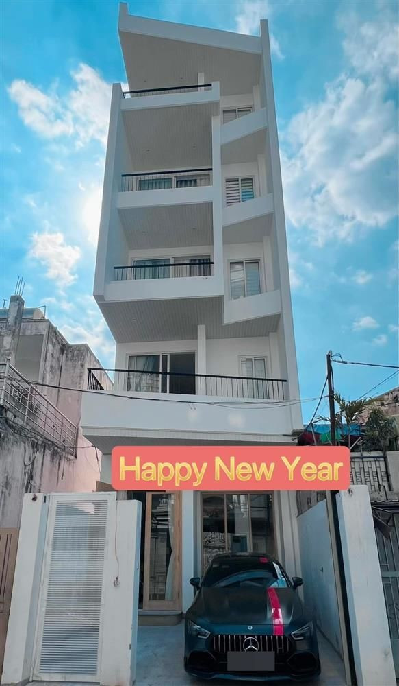 Trước Tết nguyên đán, Lý Bình đã kịp hoàn thành cơ ngơi hoành tráng để hai vợ chồng kịp đón tết ở nhà mới. Ảnh: FBNV