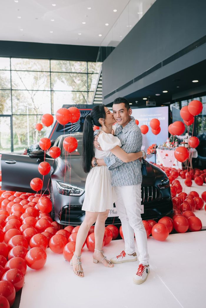 Trong dịp lễ giáng sinh năm ngoái, Lý Bình còn bất ngờ dành tặng cho Phương Trinh Jolie một chiếc xế hộp đắt đỏ. Ảnh: FBNV