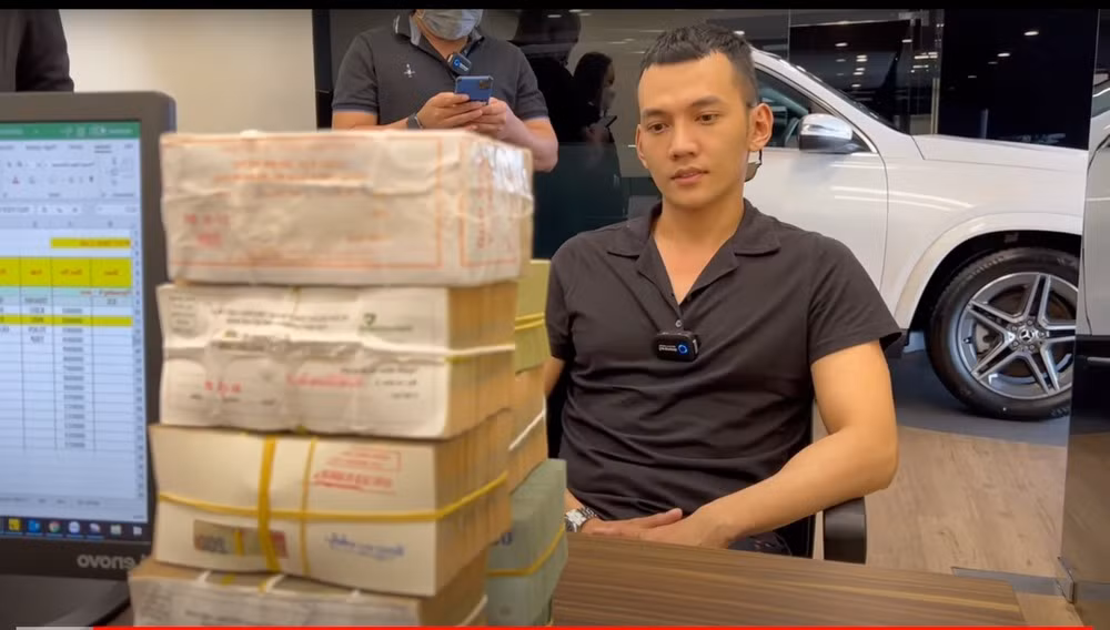 Theo thông tin từ đoạn video, chiếc xe có giá lên tới 8 tỷ đồng. Ảnh: FBNV