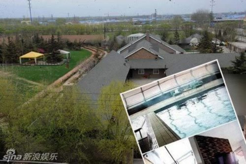 Bên trong căn nhà còn có cả hồ bơi. Ảnh: Weibo