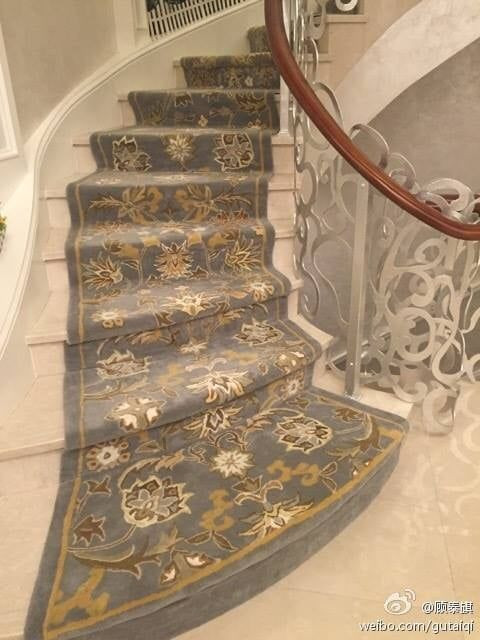 Cầu thang được trải thảm sang trọng. Ảnh: Weibo
