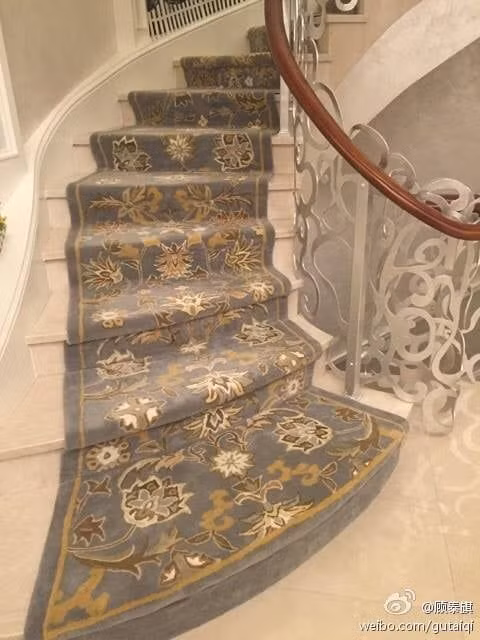 Cầu thang được trải thảm sang trọng. Ảnh: Weibo