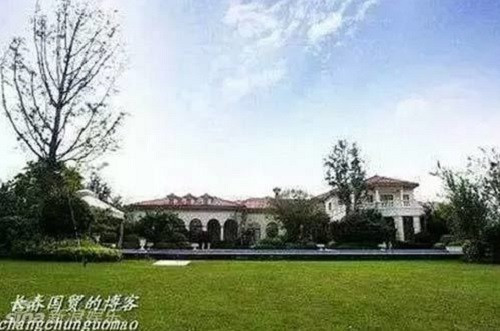 Xung quanh ngôi biệt thự có tường vây rất cao, ngoài ra còn có bảo vệ canh gác ngày đêm. Ảnh: Weibo