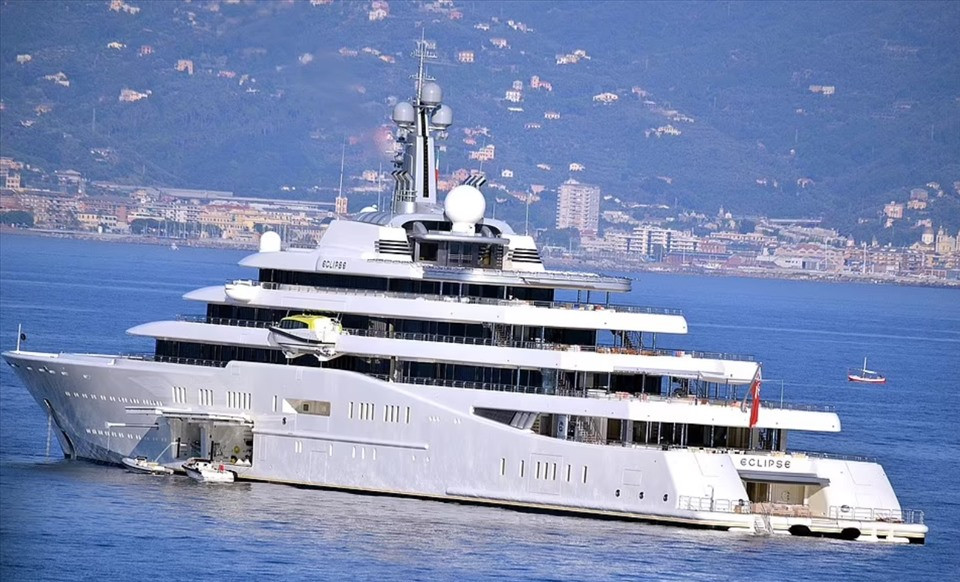 Ngoài ra, Abramovich còn có lối sống xa hoa, với 2 siêu du thuyền trị giá gần 1 tỉ bảng. Trong đó, chiếc Solaris có trị giá 430 triệu bảng và Eclipse là 540 triệu bảng. Ảnh: Shutterstock