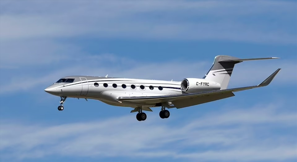 Tỷ phú Nga cũng mua một chiếc máy bay phản lực Boeing 787-8 Dreamliner trị giá 264 triệu bảng và sở hữu chiếc trực thăng cá nhân. Ảnh: Daily Mail