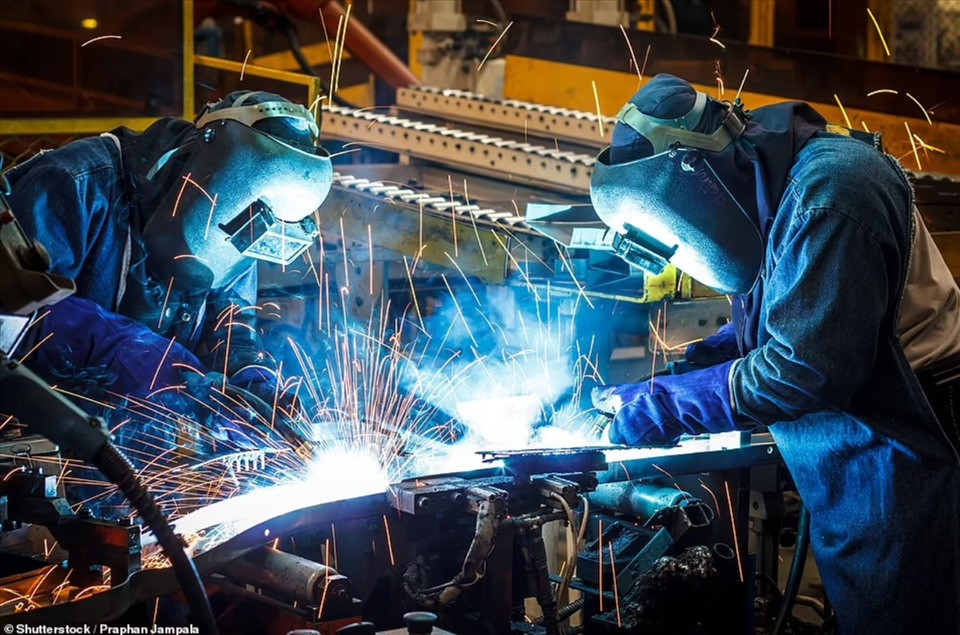 Trong công việc kinh doanh, Abramovich còn sở hữu công ty sản xuất thép Evraz có giá trị khoảng 374 triệu bảng. Ảnh: Shutterstock