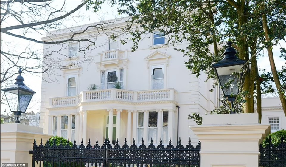 Tỷ phú Roman Abramovich sở hữu nhiều bất động sản có giá trị như dinh thự Kensington trị giá 150 triệu bảng Anh, căn hộ áp mái ở Tây London trị giá 22 triệu bảng Anh. Ảnh: Swns