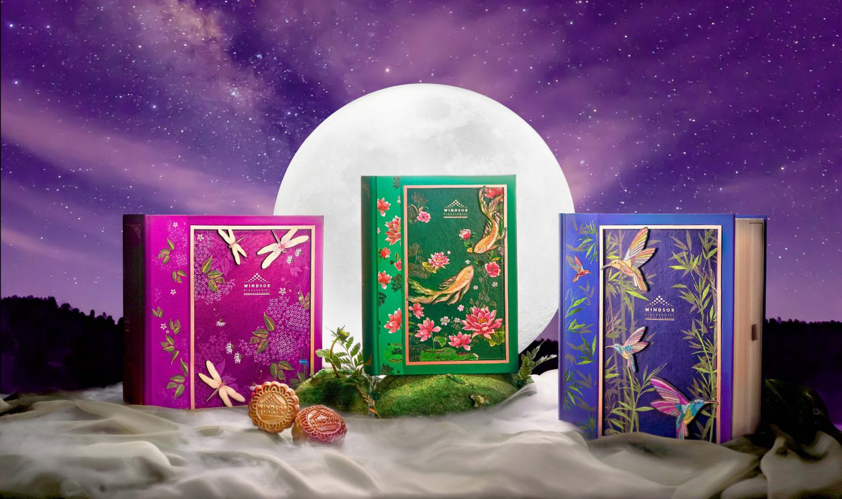 Bốn hộp bánh trung thu tuyệt mỹ gồm Phẩm vị hoàng kim, Vũ điệu khổng tước, Khổng tước quý phái và Tròn vị trăng rằm trong "Vũ khúc trăng rằm" có giá lần lượt 5,88 triệu đồng, 2,88 triệu đồng, 2,48 triệu đồng và 1,88 triệu đồng. Ảnh: Tổ quốc