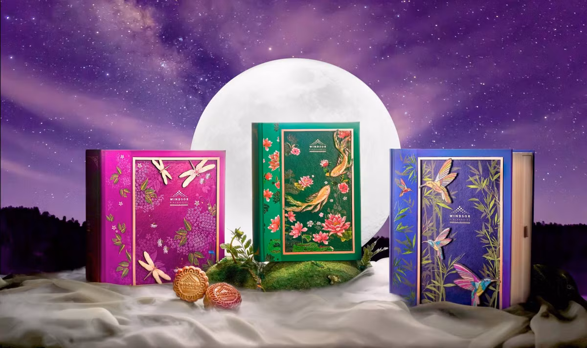 Bốn hộp bánh trung thu tuyệt mỹ gồm Phẩm vị hoàng kim, Vũ điệu khổng tước, Khổng tước quý phái và Tròn vị trăng rằm trong "Vũ khúc trăng rằm" có giá lần lượt 5,88 triệu đồng, 2,88 triệu đồng, 2,48 triệu đồng và 1,88 triệu đồng. Ảnh: Tổ quốc