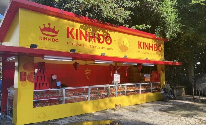 Giữa tháng 7/2022 (tháng 6 âm lịch), những quầy bánh trung thu lưu động bắt đầu mọc lên tại nhiều phố phường ở Hà Nội. Năm nay, bánh trung thu được bán sớm để bù lại năm ngoái gần như đóng băng vì giãn cách xã hội do dịch COVID-19 kéo dài. Ảnh: VTCNews