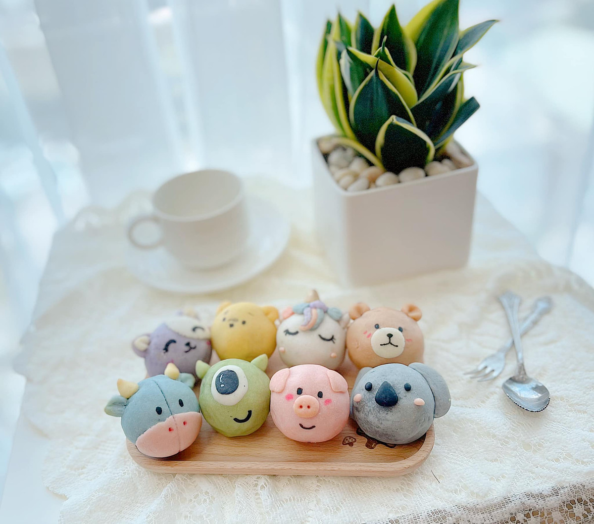 Không chỉ tạo hình bắt mắt, mẫu bánh này được làm đa dạng về hình dạng và nhân bánh cũng có rất nhiều vị khác nhau đặc biệt như: việt quất, dâu tây, phomai chảy...Ảnh: Facebook