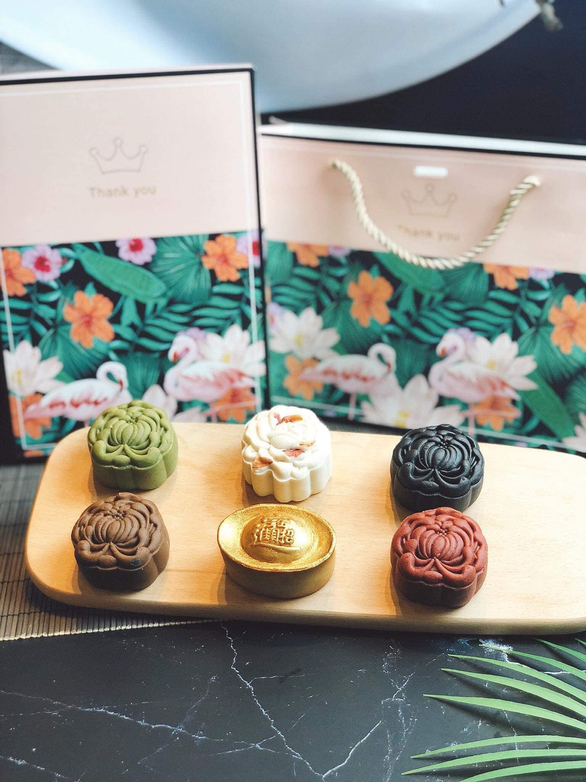 Không chỉ đắt đỏ, bánh trung thu năm nay cũng có nhiều mẫu mã và kiểu dáng độc đáo. Ảnh: Facebook