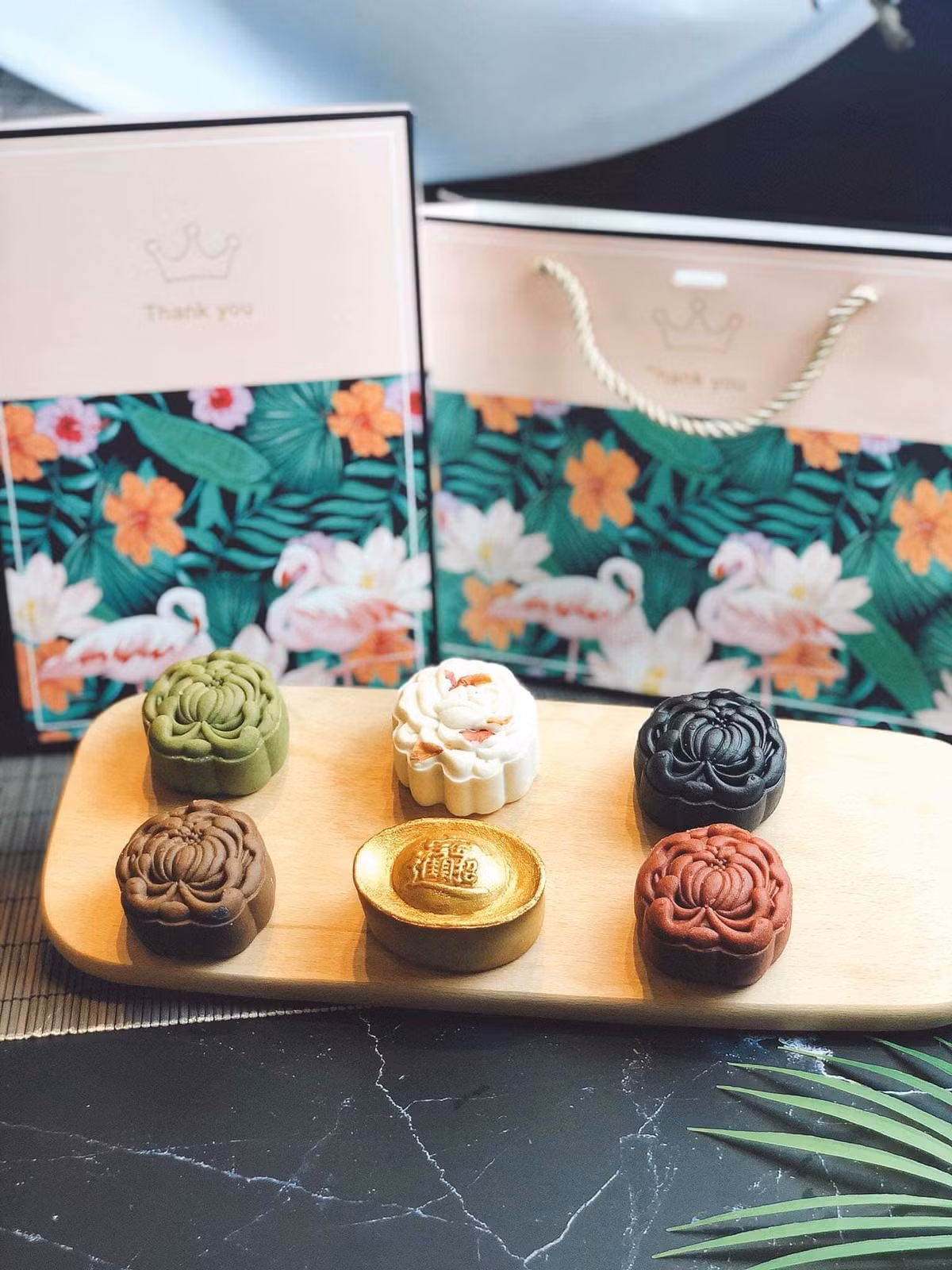 Không chỉ đắt đỏ, bánh trung thu năm nay cũng có nhiều mẫu mã và kiểu dáng độc đáo. Ảnh: Facebook