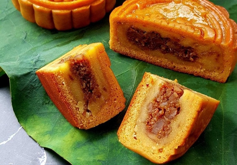 Bánh trung thu nhân xôi xéo không phải lần đầu xuất hiện nhưng cách kết hợp độc đáo này vẫn đang khiến người tiêu dùng thích thú. Ảnh: Bachoaxanh