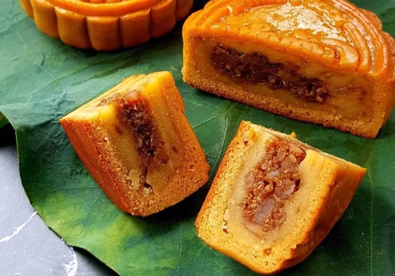 Bánh trung thu nhân xôi xéo không phải lần đầu xuất hiện nhưng cách kết hợp độc đáo này vẫn đang khiến người tiêu dùng thích thú. Ảnh: Bachoaxanh