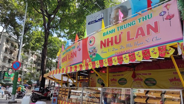 Mùa Trung thu năm nay, hầu hết nguyên vật liệu làm bánh đều tăng giá. Vì thế, giá bán bánh Trung thu các loại cũng được đẩy lên cao kỷ lục so với những năm trước. Ảnh: NLĐ