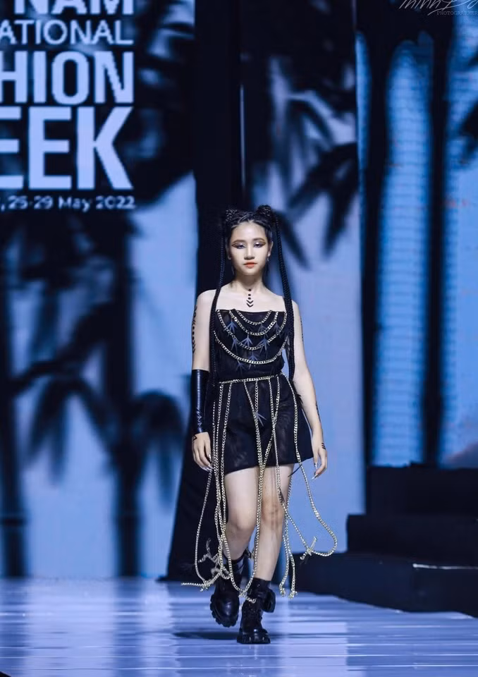 Mau nhi Minh Anh: 12 tuoi cao 1m65, co thanh tich hoc tap an tuong-Hinh-4