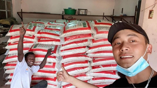 Đầu năm 2020, Quang Linh Vlogs chia sẻ chi tiết số tiền anh nhận được từ YouTube mỗi tháng, thấp nhất từ thời gian ban đầu là 100 USD đến hơn 1000 USD sau khi bắt đầu nổi tiếng. Ảnh: Facebook