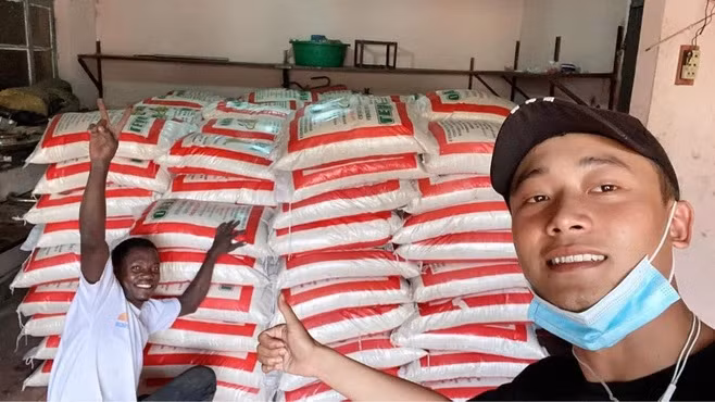 Đầu năm 2020, Quang Linh Vlogs chia sẻ chi tiết số tiền anh nhận được từ YouTube mỗi tháng, thấp nhất từ thời gian ban đầu là 100 USD đến hơn 1000 USD sau khi bắt đầu nổi tiếng. Ảnh: Facebook