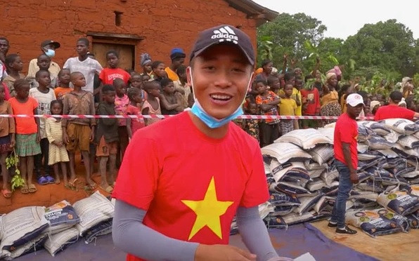 Quang Linh Vlogs đang là một trong những YouTuber nhận được nhiều yêu mến của giới trẻ. Đi xuất khẩu lao động tại Angola trong khoảng 6 năm, Quang Linh cùng nhóm bạn hỗ trợ dân nơi đây làm nông nghiệp, phát gạo từ thiện, xây nhà tình thương... Ảnh: Pháp luật &amp; bạn đọc