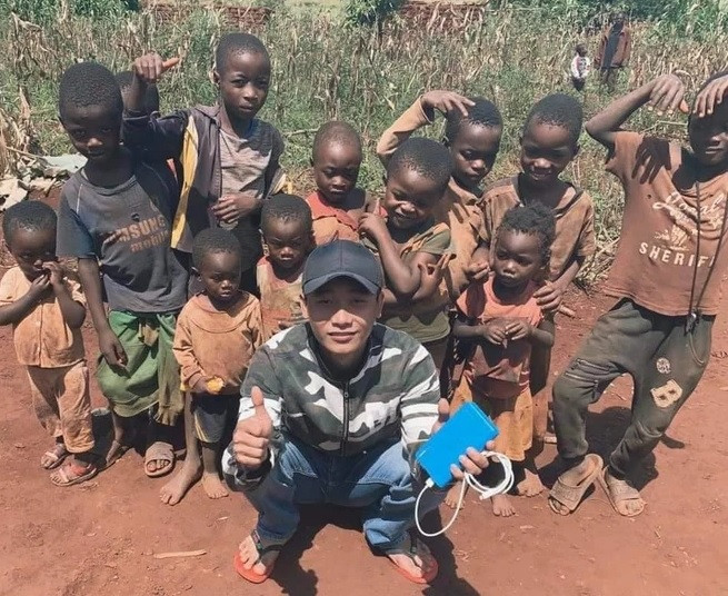 Ở thời điểm ban đầu, gia đình Quang Linh Vlogs phải đi vay mượn ngân hàng hơn 150 triệu đồng để làm thủ tục xuất khẩu lao động cho anh chàng. Tuy nhiên, bằng sự lao động chăm chỉ và thử sức ở nhiều lĩnh vực tại nước bạn, Quang Linh đã trả hết nợ và thu nhập tăng lên trông thấy. Ảnh: Facebook