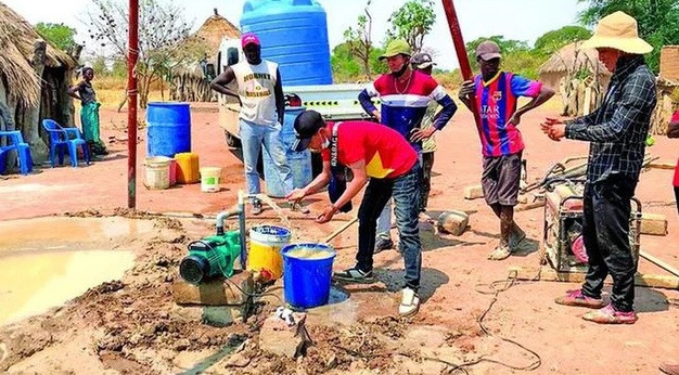 Vừa làm vừa ghi lại những khoảnh khắc tại nơi đất khách rồi đăng lên YouTube, Quang Linh Vlogs ngày càng nổi tiếng. Ảnh: Pháp luật &amp; bạn đọc