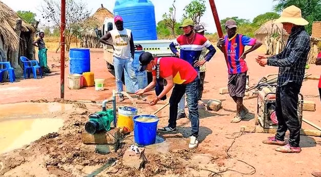 Vừa làm vừa ghi lại những khoảnh khắc tại nơi đất khách rồi đăng lên YouTube, Quang Linh Vlogs ngày càng nổi tiếng. Ảnh: Pháp luật &amp; bạn đọc