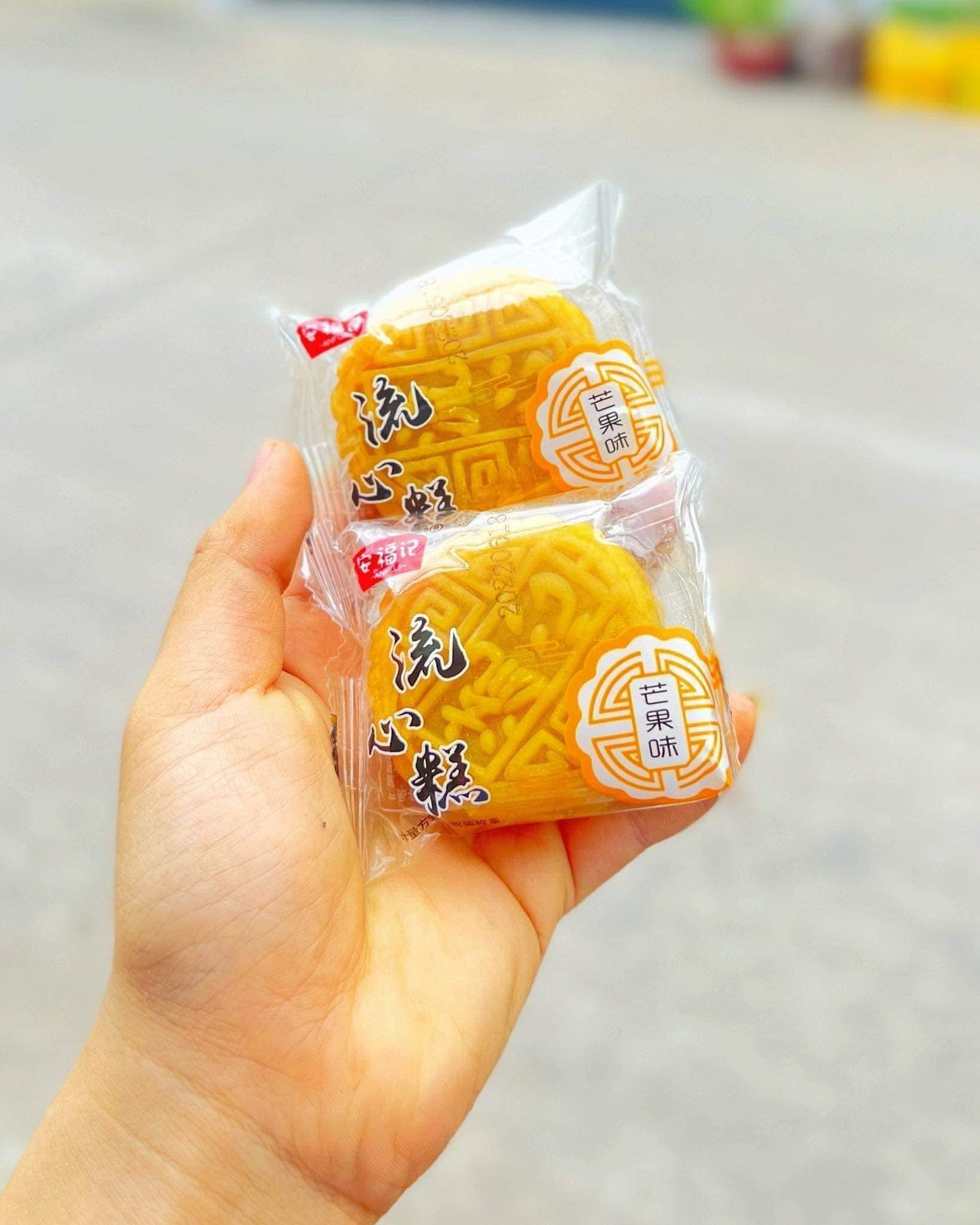 Theo người bán, đây là bánh trung thu nội địa Trung Quốc, rất được ưa chuộng hiện nay. Loại bánh này nặng khoảng 40g, lớp vỏ bánh mềm và thơm ngon. Ảnh: Facebook