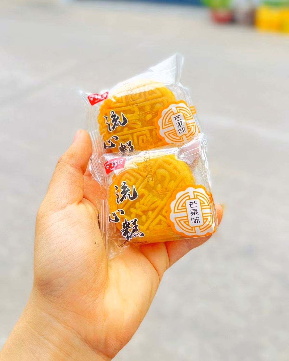 Theo người bán, đây là bánh trung thu nội địa Trung Quốc, rất được ưa chuộng hiện nay. Loại bánh này nặng khoảng 40g, lớp vỏ bánh mềm và thơm ngon. Ảnh: Facebook