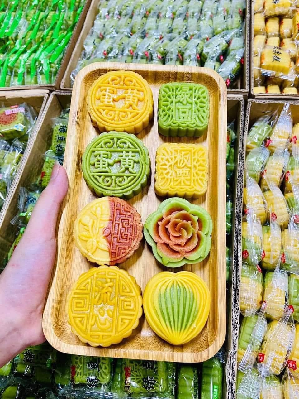Loại bánh trung thu này có nhiều vị như: đậu đỏ, hạt dẻ, dưa mỹ, dứa (thơm), dâu tây, vừng (mè), đậu xanh, thập cẩm...Ảnh: Facebook