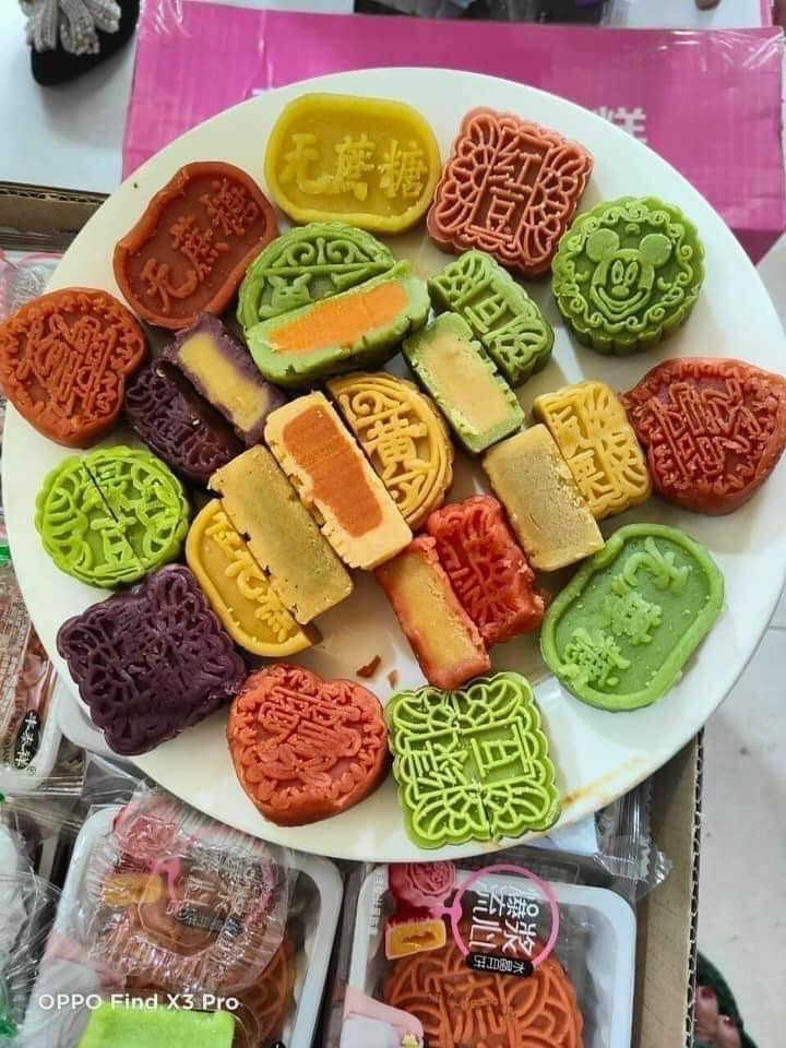 Đặc biệt, tiểu thương cho biết nguồn cung bánh lớn nên khách muốn mua bao nhiêu cũng có, chỉ cần báo số lượng là hôm sau có hàng. Ảnh: Facebook