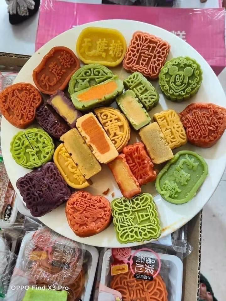 Đặc biệt, tiểu thương cho biết nguồn cung bánh lớn nên khách muốn mua bao nhiêu cũng có, chỉ cần báo số lượng là hôm sau có hàng. Ảnh: Facebook