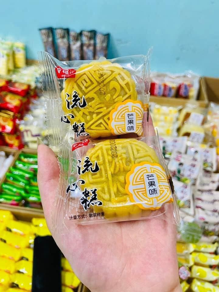 Dù được quảng cáo hoa mỹ và đóng gói bắt mắt song không ít người tiêu dùng vẫn ái ngại vì chất lượng. Bởi lẽ, nhìn bên ngoài bánh được đóng gói sơ sài, trên nhãn mác không có tiếng Việt, hoàn toàn được in bằng chữ Trung Quốc. Ảnh: Facebook