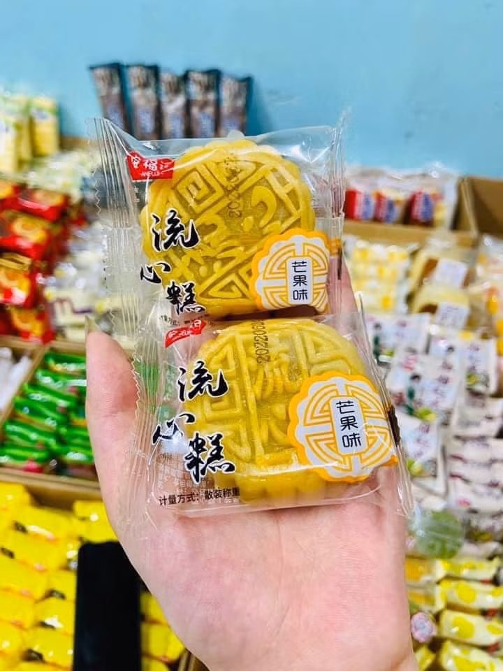 Dù được quảng cáo hoa mỹ và đóng gói bắt mắt song không ít người tiêu dùng vẫn ái ngại vì chất lượng. Bởi lẽ, nhìn bên ngoài bánh được đóng gói sơ sài, trên nhãn mác không có tiếng Việt, hoàn toàn được in bằng chữ Trung Quốc. Ảnh: Facebook