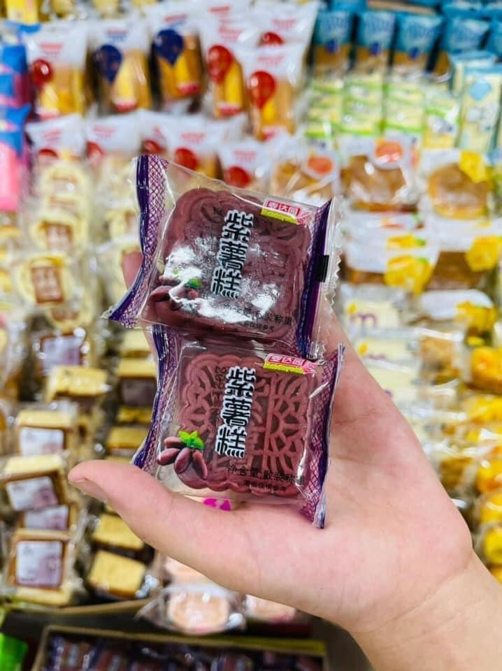 Theo một chủ cơ sở bánh ngọt ở Hà Nội, bánh trung thu mini Trung Quốc thường là loại hàng được gia công, sử dụng nguyên liệu rẻ tiền. Bánh làm từ vỏ bột mì nhưng nhân, màu sắc chủ yếu pha từ hương liệu thực phẩm. Ảnh: Facebook