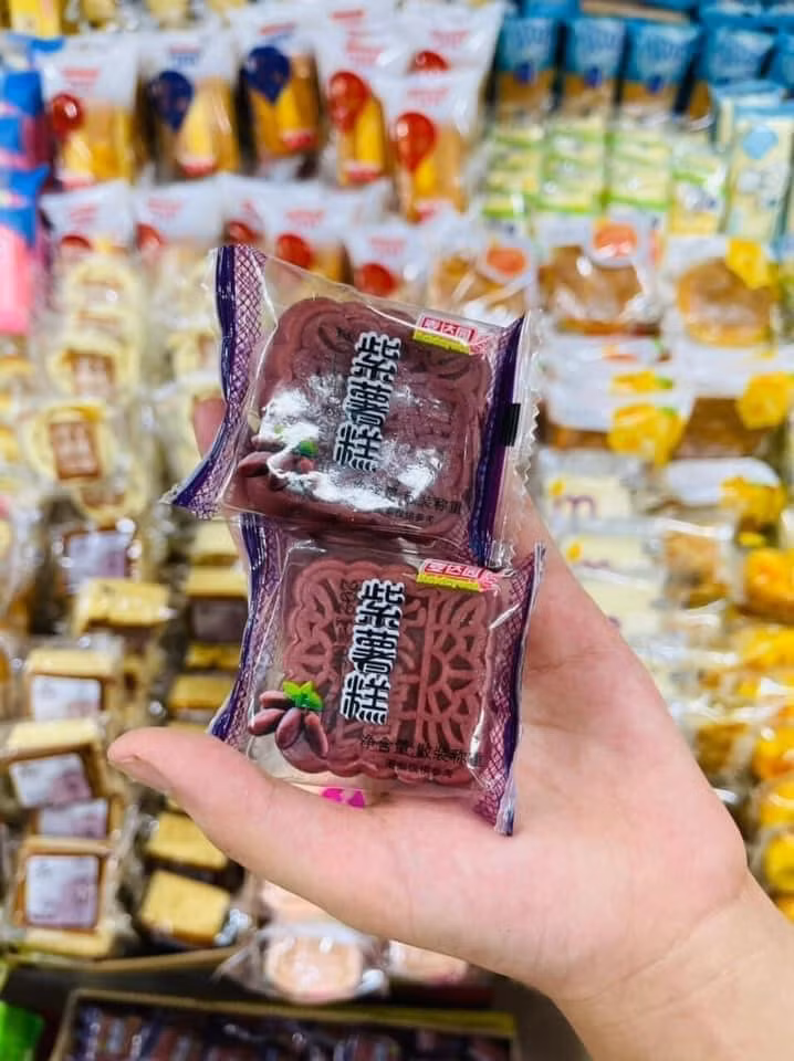 Theo một chủ cơ sở bánh ngọt ở Hà Nội, bánh trung thu mini Trung Quốc thường là loại hàng được gia công, sử dụng nguyên liệu rẻ tiền. Bánh làm từ vỏ bột mì nhưng nhân, màu sắc chủ yếu pha từ hương liệu thực phẩm. Ảnh: Facebook