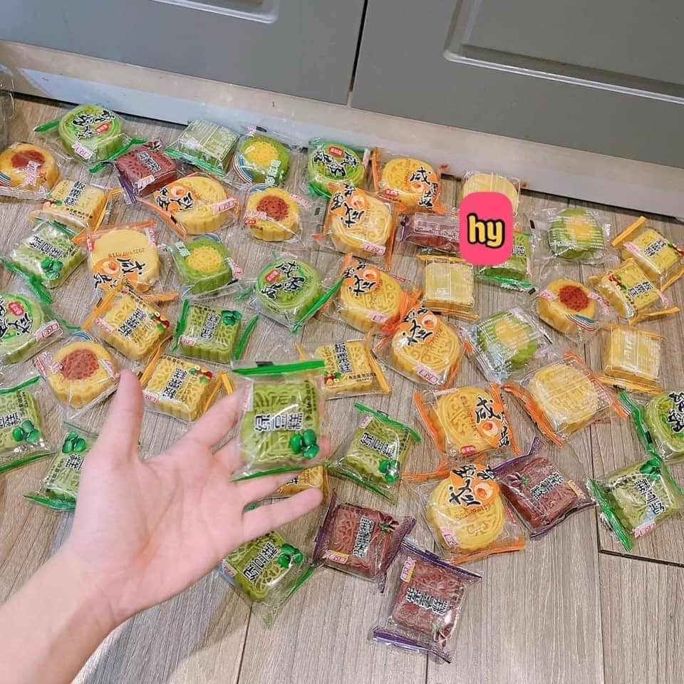 Theo các chuyên gia, để làm ra một chiếc bánh trung thu cần rất nhiều nguyên liệu như bột mì, trứng, sữa...Do đó, với giá chỉ 2.000-5.000 đồng/chiếc thì rất có thể bánh trung thu không đảm bảo chất lượng. Ảnh: Facebook