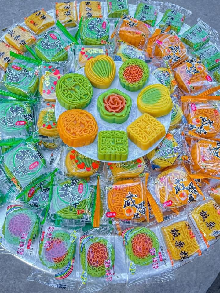 Một số loại bánh dẻo mini có giá chỉ 2.000-5.000 đồng/cái, rẻ hơn rau ngoài chợ. Ảnh: Facebook