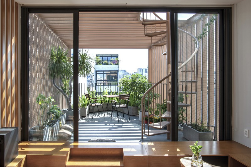 Cầu thang xoắn ốc dẫn đến khu vườn trên tầng thượng với tầm nhìn toàn cảnh thành phố.