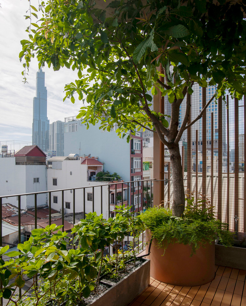 Để tạo nên không gian sống thoáng đãng, nhóm thiết kế bố trí khoảng lùi ba mét phía trước nhà và chỗ để xe cùng một khoảng sân khác phía sau nhà.