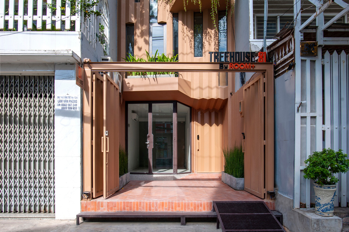 Giải pháp này cũng giúp phản xạ âm thanh, giảm tiếng ồn từ con đường lớn vào nhà.