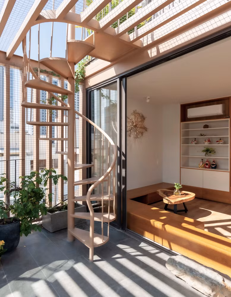 Trong nhà, các phòng cho thuê được chia thành hai khối trước và sau nhà, ở giữa là trục cầu thang.