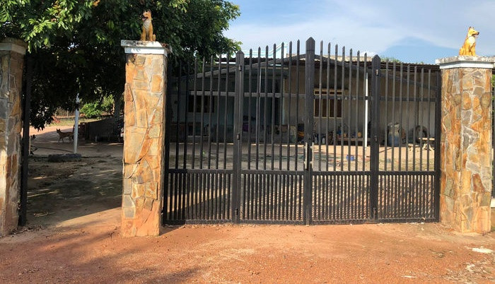 Nhà Tân Hoa hậu Hoàn Vũ Việt Nam được bao bọc bởi hàng rào lớn, cổng vững chắc, mặt tiền khang trang. Ảnh: Bestie