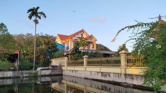 Các thành viên trong gia đình Hoa hậu Đỗ Thị Hà cùng sinh sống trong ngôi nhà gồm 2 tầng, sân vườn và ao được xây dựng vào năm 2013. Ảnh: BTH