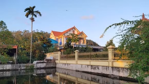 Các thành viên trong gia đình Hoa hậu Đỗ Thị Hà cùng sinh sống trong ngôi nhà gồm 2 tầng, sân vườn và ao được xây dựng vào năm 2013. Ảnh: BTH