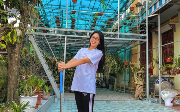 Đăng quang Hoa hậu Việt Nam 2020 khi chỉ 19 tuổi, Đỗ Thị Hà thu hút truyền thông khi xuất thân từ gia đình nông dân tại Thanh Hóa. Ảnh; FBNV