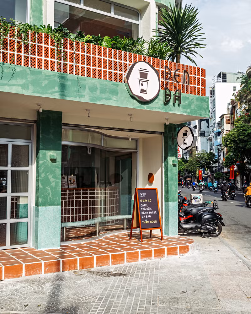 Đi qua không gian cửa hàng là đá mài và gạch lát bậc tam cấp được sắp xếp trang nhã - hai chất liệu chủ yếu được sử dụng trong các hộ gia đình Sài Gòn xưa